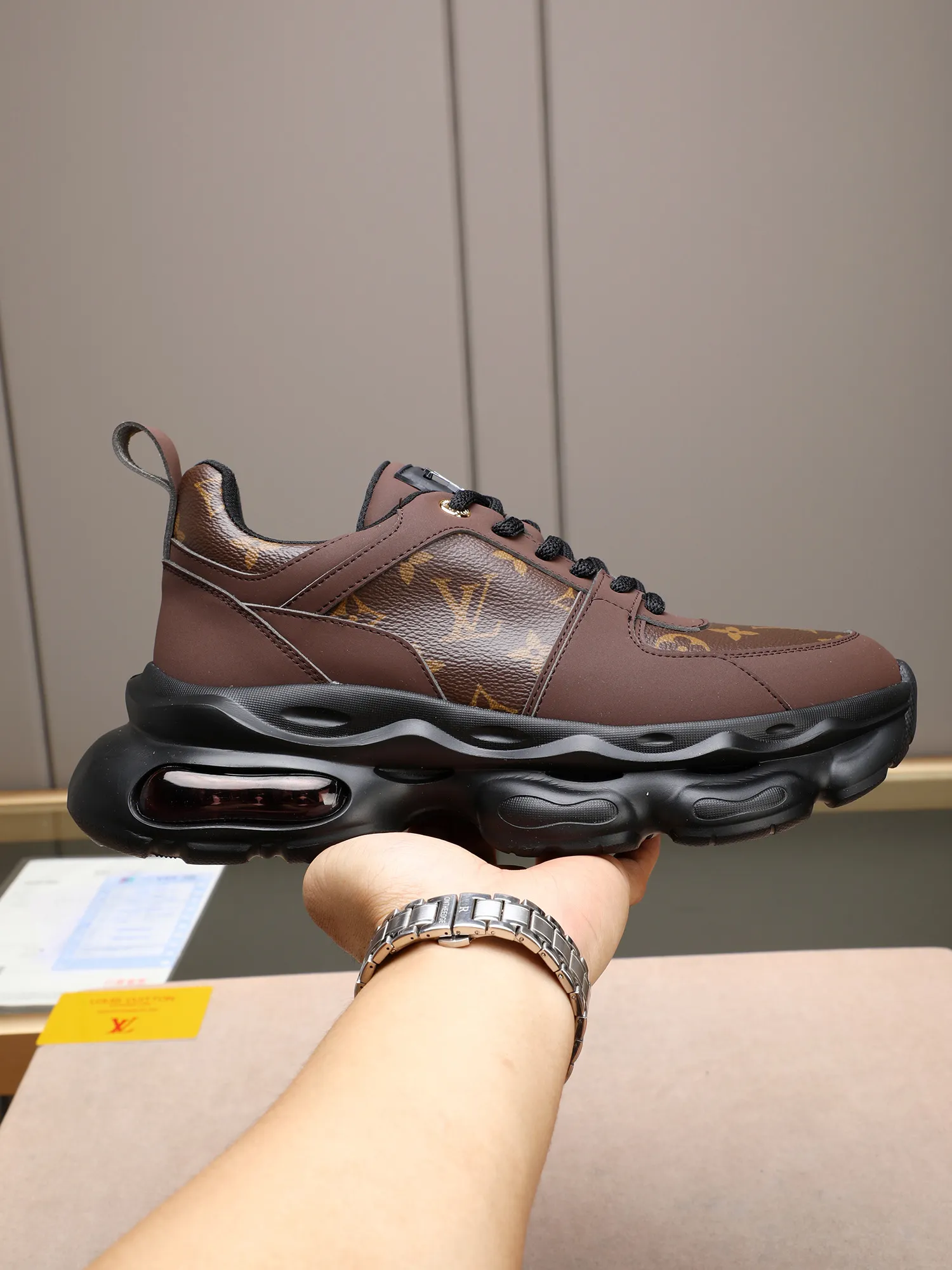 Men's shoes 💰460 [LV] Made of imported L special materials spliced ​​with cowhide and comfortable mesh lining. Private molded foam air cushion outsole, super light and comfortable on the feet! Perfect last shape, generous and fashionable design, 5 colors available! Code number: 38–44 (45 customized